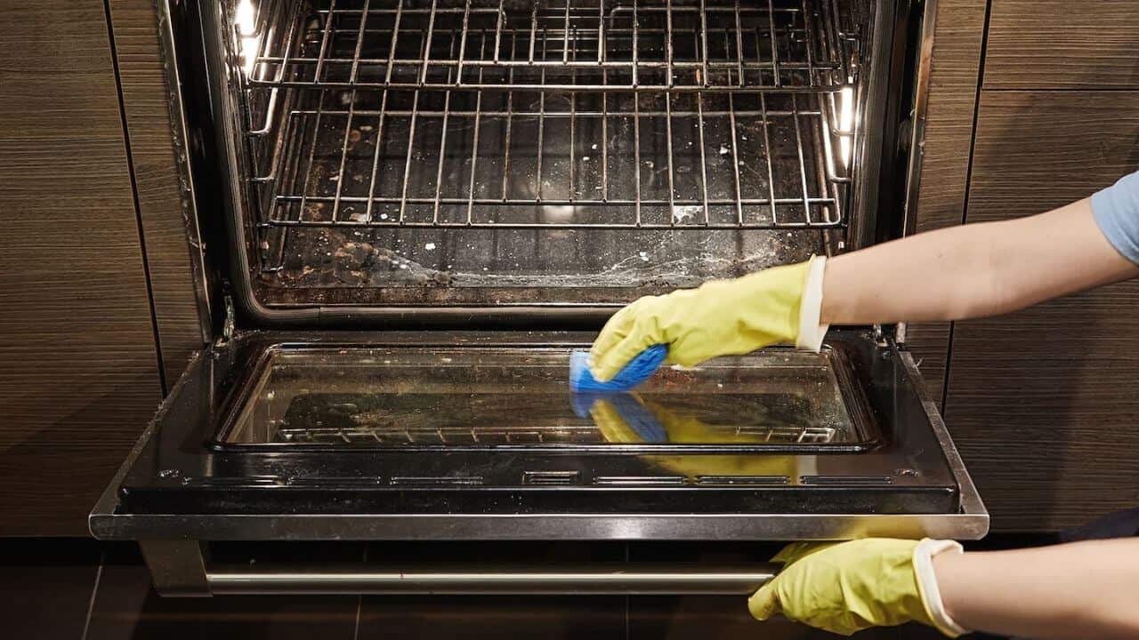 how to clean oven with baking soda
